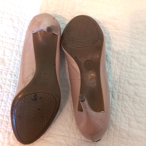 Michael Kors FLEX Classic Light Blush Patent Pumps size 9 - Picture 4 of 10